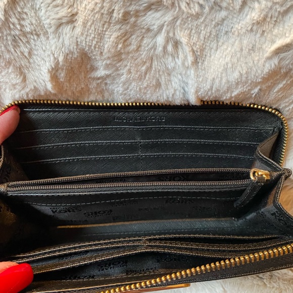 Michael Kors Wallet - Picture 5 of 6